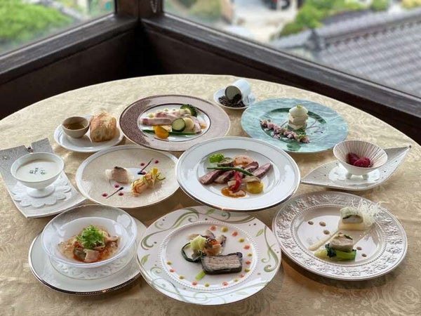 【防府・新山口発】高台に佇むポツンと隠れ家レストランで味わう創作料理と春の白野江&地上31階で絶景カフェ時間 日帰り1